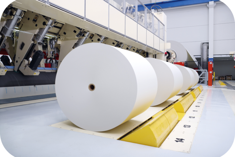Grosse verarbeitete Papierrollen in einer Produktionshalle