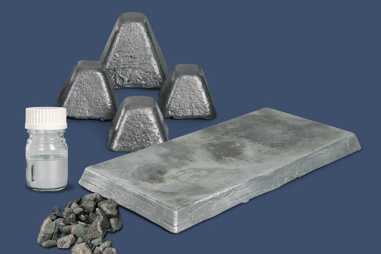 Verschiedene Rohstoffe wie Metall, Schwermetalle und Zink in Barrenform