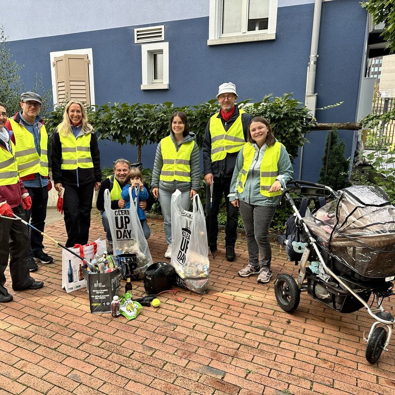 [Translate to Französisch:] Gruppenfoto des Swiss Recycling-Teams in Warnwesten