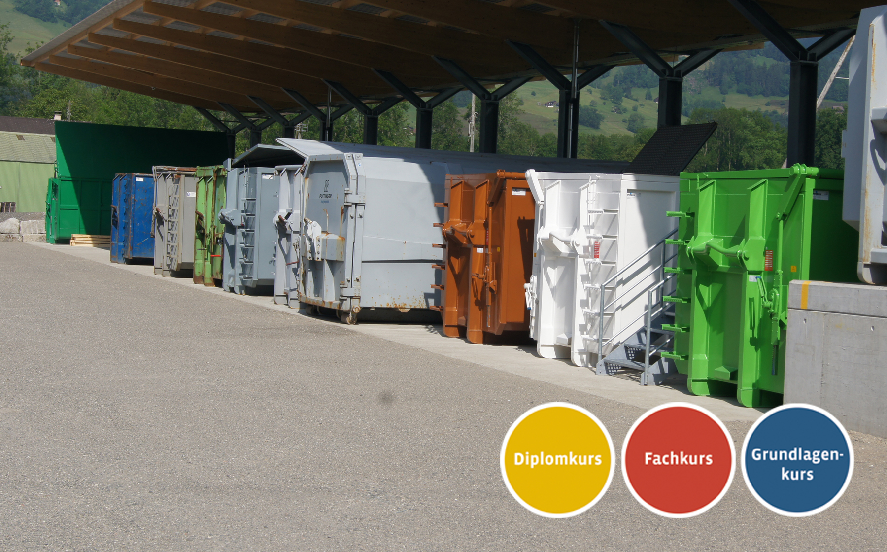 Recyclinghof mit grossen farbigen Containern